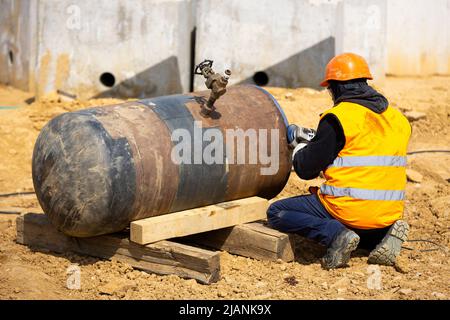 Le travailleur travaille sur un site de construction d'un pipeline de transport de gaz naturel interconnecté. Réseau hautement intégré qui déplace le gaz naturel. Connecteur Banque D'Images