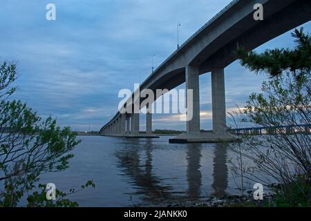 Pont Victory au-dessus de la rivière Raritan à Perth Amboy, New Jersey, un jour de printemps nuageux au crépuscule, avec les supports de pont reflétés dans l'eau -06 Banque D'Images