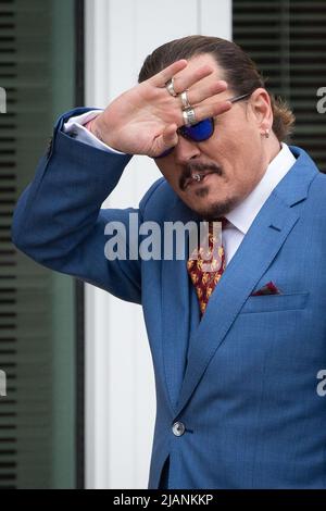 24 mai 2022, Fairfax, Virginie, Etats-Unis: Johnny Depp fait des gestes aux fans lors d'une récréation au palais de justice du comté de Fairfax, à Fairfax, pendant le procès civil entre lui et Amber Heard, mardi, 24 mai 2022. Depp a intenté une poursuite en diffamation contre son ancienne femme, l'actrice Amber a entendu, après qu'elle a écrit une op-ed dans le Washington Post en 2018 qui, sans nommer Depp, l'a accusé d'abus domestique (Credit image: © Cliff Owen/CNP via ZUMA Press Wire) Banque D'Images