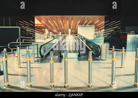 Vue panoramique de deux voyageuses intérieures en pente dans une gare contemporaine ; passerelles mobiles dans un terminal d'aéroport moderne lumineux à l'intérieur de surr Banque D'Images