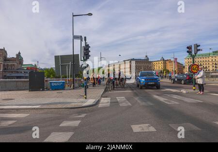 Vue sur les véhicules et les vélos qui se déplacent dans la rue du centre-ville. Vue sur Stockholm. Concept de transport. Suède. Stockholm. Banque D'Images