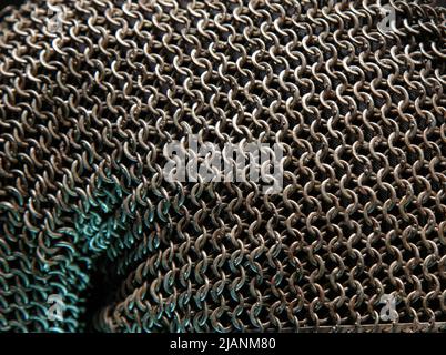 La texture de la chaîne d'armure. Ou anneau acier chaîne mail armor arrière-plan. Rangées de chain mail sonne comme une texture. argent métallique haubert de bagues sur un ensemble Banque D'Images