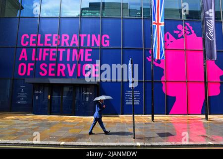 Londres, Royaume-Uni. 31st mai 2022. Décorations du jubilé de platine de la reine Elizabeth II dans le West End. La branche de Coutts Bank dans le Strand décorent l'avant de leur bâtiment. Credit: JOHNNY ARMSTEAD/Alamy Live News Banque D'Images