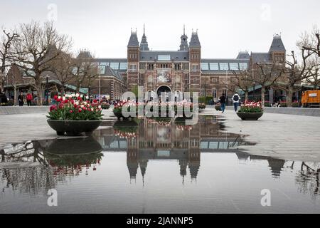 Le Rijksmuseum se reflétait dans l'eau après la pluie, à Amsterdam, aux pays-Bas. Un bâtiment du XIXe siècle abritant des chefs-d'œuvre de peinture hollandais de l'âge d'or et une vaste collection d'art européen. Banque D'Images