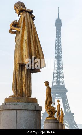 Paris, France, 27 mars 2017 : rangée de statues d'or, place du Trocadéro dans la ville de Paris, un matin d'été, en face de la tour Eiffel Banque D'Images