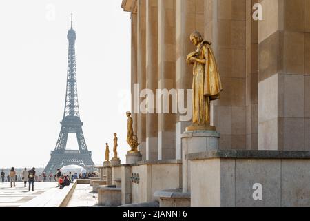 Paris, France, 27 mars 2017 : rangée de statues d'or, place du Trocadéro dans la ville de Paris, un matin d'été, en face de la tour Eiffel Banque D'Images