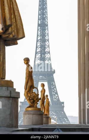 Paris, France, 27 mars 2017 : rangée de statues d'or, place du Trocadéro dans la ville de Paris, un matin d'été, en face de la tour Eiffel Banque D'Images