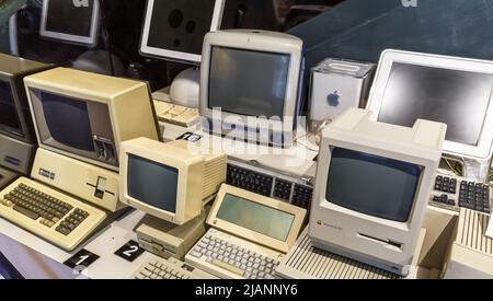 Istanbul, Turquie, 23 mars 2019: Apple Macintosh Classic Personal Computer ancien ordinateur original avec clavier à l'écran dans un musée Rahmi Koc Banque D'Images