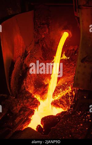 Flux chaud rouge de cuivre fondu, première fonderie de cuivre Quantum Minerals Banque D'Images