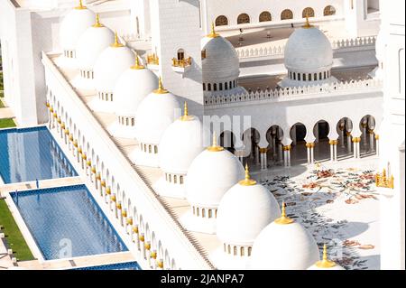 Photos aériennes exclusives d'Abou Dhabi et de la Grande Mosquée Sheikh Zayed. Perspective unique de la plus grande mosquée des Émirats Arabes Unis. Tourisme religieux. Banque D'Images