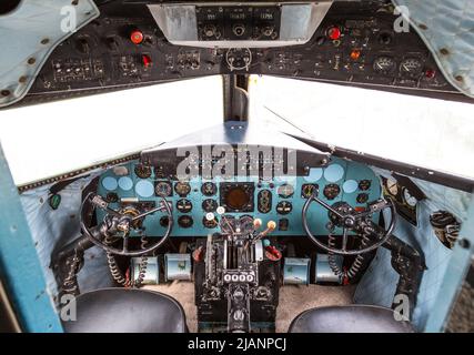 Istanbul, Turquie, 23 mars 2019 : poste de pilotage de Douglas DC-3 au musée Rahmi M. Koc sur 11 février 2012 Istanbul, Turquie. Plus de 16 000 Douglas DC-3 était Banque D'Images
