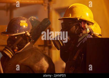 Deux employés en équipement de travail de protection, fonderie de cuivre First Quantum Minerals Banque D'Images