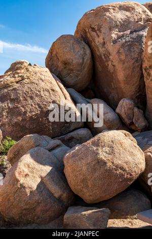 Des formations rocheuses particulières de gros rochers de roche dans le parc national de Joshua Tree en Californie, un jour d'été clair et bleu. Banque D'Images