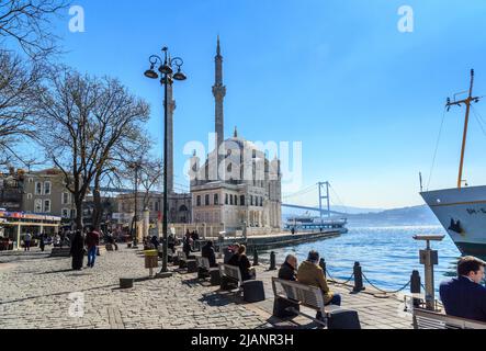 Istanbul, Turquie - 26 mars 2019 : vue sur la mosquée d'Ortakoy et le pont du Bosphore à Besiktas. Situé au bord de l'eau de la place de l'embarcadère d'Ortakoy, un Banque D'Images