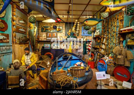 Istanbul, Turquie, 23 mars 2019 : pêcheur avec garçon dans une ancienne cabane à bateaux en bois, pêche traditionnelle ou matériel nautique et filets. Composition Banque D'Images