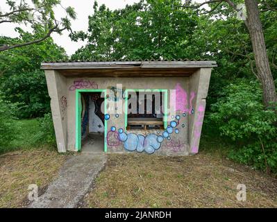 Wilhelmsaue, Allemagne. 28th mai 2022. Un ancien abri d'arrêt de bus, taché de graffitis, de GDR Times se trouve sur une route dans l'Oderbruch. L'Oderbruch a été créé après le drainage il y a près de 270 ans, a été établi avec des colons par le roi de Prusse Frederick II et est maintenu comme un habitat avec un système ingénieux d'eau. Credit: Patrick Pleul/dpa/Alay Live News Banque D'Images