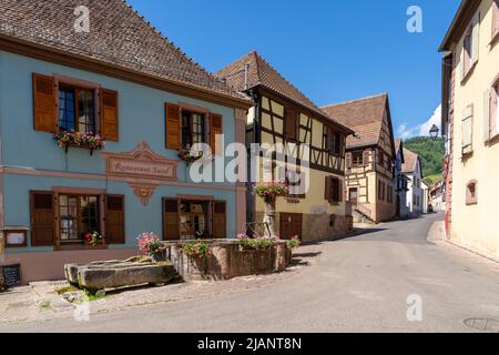 Hunawihr, France - 30 mai 2022 : maisons à colombages colorées historiques dans la ville alsacienne de Hunawihr Banque D'Images