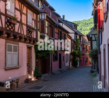 Kaysersberg, France - 30 mai 2022 : maisons à colombages colorées historiques et dans la ville alsacienne de Kaysersberg Banque D'Images