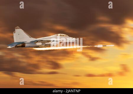 Un avion de combat à grande vitesse lance des missiles sur cible. Conflit, guerre. Forces aérospatiales. Coucher de soleil orange Banque D'Images