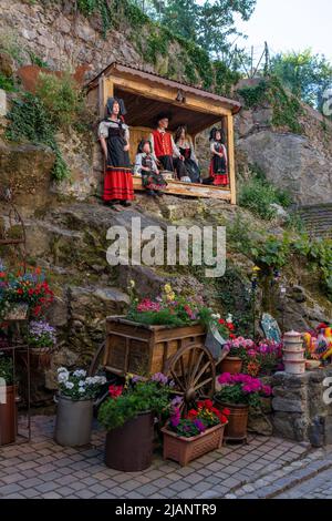 Kaysersberg, France - 30 mai 2022 : calèche en bois aux fleurs colorées et marionnettes vêtues d'une robe traditionnelle alsacienne de Kaysersberg Banque D'Images