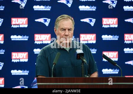 Stade Gillette. 31st mai 2022. MA, USA; Bill Belichick, entraîneur-chef des Patriots de la Nouvelle-Angleterre, parle aux médias à l'OTA de l'équipe au stade Gillette. Eric Canha/CSM/Alamy Live News Banque D'Images