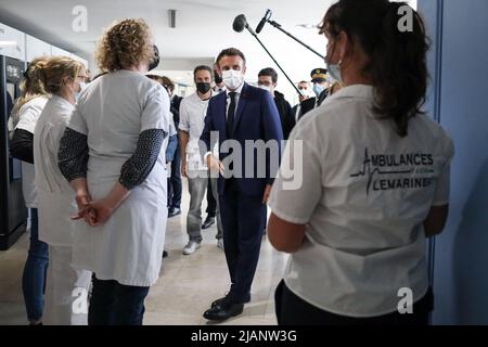 Cherbourg, France, sur 31 mai 2022. Le président français Emmanuel Macron rencontre des travailleurs de la santé au centre hospitalier de Louis Pasteur Cotentin lors d'une visite consacrée à l'accès aux soins urgents et non planifiés à Cherbourg, en France, sur 31 mai 2022. Photo de Stephane Lemouton/Pool/ABACAPRESS.COM Banque D'Images