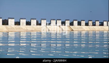 Mur de mer. Des blocs de béton blanc se trouvent en rangée le long de la côte du Danube à Ruse, en Bulgarie Banque D'Images