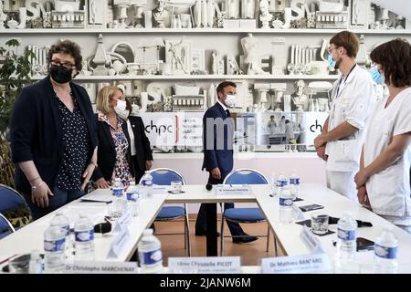 Cherbourg, France, sur 31 mai 2022. Le président français Emmanuel Macron rencontre des travailleurs de la santé au centre hospitalier de Louis Pasteur Cotentin lors d'une visite consacrée à l'accès aux soins urgents et non planifiés à Cherbourg, en France, sur 31 mai 2022. Photo de Stephane Lemouton/Pool/ABACAPRESS.COM Banque D'Images