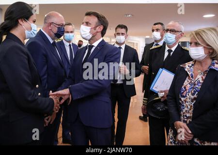 Cherbourg, France, sur 31 mai 2022. Le président français Emmanuel Macron rencontre des travailleurs de la santé au centre hospitalier de Louis Pasteur Cotentin lors d'une visite consacrée à l'accès aux soins urgents et non planifiés à Cherbourg, en France, sur 31 mai 2022. Photo de Stephane Lemouton/Pool/ABACAPRESS.COM Banque D'Images