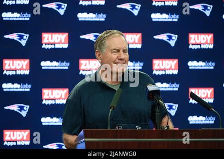 Stade Gillette. 31st mai 2022. MA, USA; Bill Belichick, entraîneur-chef des Patriots de la Nouvelle-Angleterre, parle aux médias à l'OTA de l'équipe au stade Gillette. Eric Canha/CSM/Alamy Live News Banque D'Images