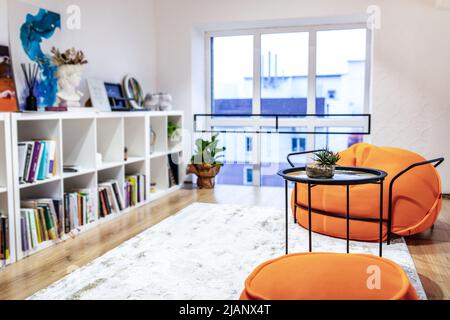 Intérieur de la maison. Séjour avec murs et lumières blancs Banque D'Images