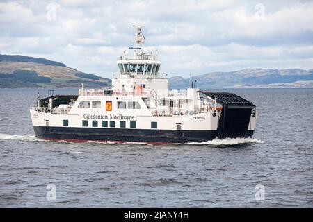 Le ferry catriona a Caledonian MacBrayne arrivant au port de Lochranza, île d'Arran, Écosse Banque D'Images