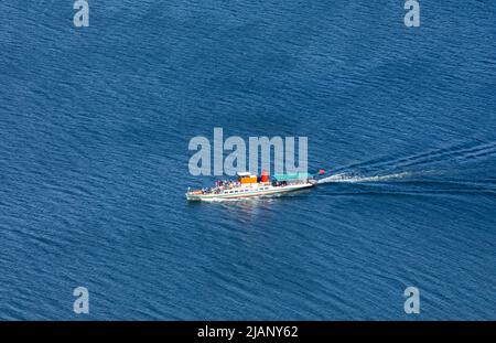 Ullswater Steamer naviguant sur le lac Banque D'Images