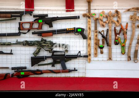 Tula, Russie. 28th mai 2022. Vente d'armes à jouets au comptoir d'un magasin dans le centre de la ville de Tula, en Russie Banque D'Images