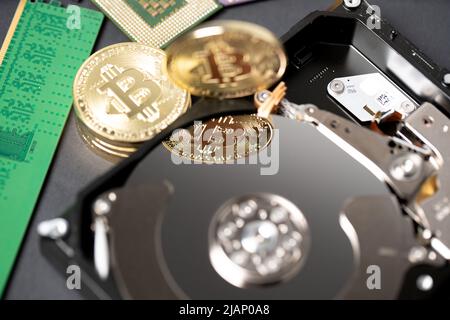 Réflexion Bitcoin sur le disque dur, le processeur et le bâton RAM en arrière-plan. Concept d'exploitation minière de crypto et technologie de monnaie numérique. Banque D'Images