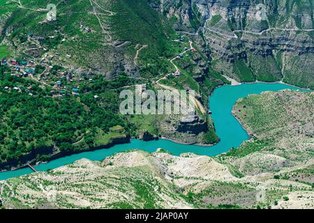 Petit village de montagne sur la pente d'un profond canyon, le village du Vieux Zubutli dans la vallée du Sulak dans le Dagestan Banque D'Images