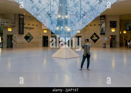 PARIS, FRANCE - 13 MAI 2015 : la pyramide inversée sous la région du carrousel est incluse dans la composition architecturale des cinq pyramides 'Grand L Banque D'Images