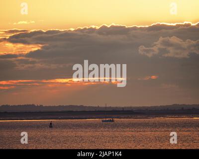 Sheerness, Kent, Royaume-Uni. 31st mai 2022. Météo au Royaume-Uni : magnifique coucher de soleil à Sheerness, Kent. Crédit : James Bell/Alay Live News Banque D'Images