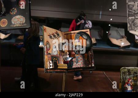 L'exposition présente des livres et des articles issus des collections des Bodléian qui invitent à la réponse sensorielle dans les cinq sens de la vue, du son, du goût, de l'odorat, du toucher et au-delà. Les points forts incluent un livre conçu par Andy Warhol dans le 1960sand une feuille de timbres LSD. Un livre fait de 20 tranches de fromage américain par Ben dense.A Miniature de voyage ensemble de 60 livres foe le prince Charles de 8 ans début du 17 ème siècle .A 14 ème siècle Psalter les spectacles une initiale illuminée avec le ciel au sommet , et les livres de Dizzy Pragnell faits de légumes ,, Banque D'Images