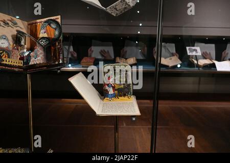 L'exposition présente des livres et des articles issus des collections des Bodléian qui invitent à la réponse sensorielle dans les cinq sens de la vue, du son, du goût, de l'odorat, du toucher et au-delà. Les points forts incluent un livre conçu par Andy Warhol dans le 1960sand une feuille de timbres LSD. Un livre fait de 20 tranches de fromage américain par Ben dense.A Miniature de voyage ensemble de 60 livres foe le prince Charles de 8 ans début du 17 ème siècle .A 14 ème siècle Psalter les spectacles une initiale illuminée avec le ciel au sommet , et les livres de Dizzy Pragnell faits de légumes ,, Banque D'Images