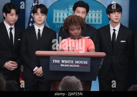 Washington, Vereinigte Staaten. 31st mai 2022. Les membres du groupe de garçons sud-coréens BTS, également connu sous le nom de Bangtan Boys, se joignent à la secrétaire de presse de la Maison Blanche Karine Jean-Pierre lors de son briefing quotidien dans la salle d'information James S. Brady à la Maison Blanche à Washington, DC sur 31 mai 2022. Credit: Oliver Contreras/Pool via CNP/dpa/Alay Live News Banque D'Images