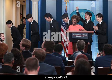 Washington, Vereinigte Staaten. 31st mai 2022. Les membres du groupe de garçons sud-coréens BTS, également connu sous le nom de Bangtan Boys, se joignent à la secrétaire de presse de la Maison Blanche Karine Jean-Pierre lors de son briefing quotidien dans la salle d'information James S. Brady à la Maison Blanche à Washington, DC sur 31 mai 2022. Credit: Oliver Contreras/Pool via CNP/dpa/Alay Live News Banque D'Images