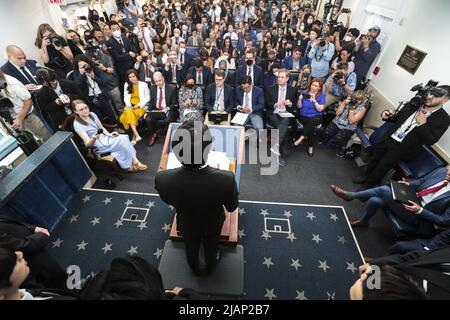 Washington, États-Unis. 31st mai 2022. Les membres du groupe de garçons sud-coréens BTS, également connu sous le nom de Bangtan Boys, se joignent à la secrétaire de presse de la Maison Blanche Karine Jean-Pierre lors de son briefing quotidien dans la salle d'information James S. Brady à la Maison Blanche à Washington, DC sur 31 mai 2022. Photo d'Oliver Contreras/UPI crédit: UPI/Alay Live News Banque D'Images