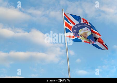 Drapeau britannique avec le portrait de la reine Elizabeth II au milieu pour la célébration du Jubilé de platine au Royaume-Uni. Drapeau unique du Royaume-Uni sur le Banque D'Images