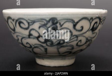 Czarka décoration cobalt faite de flagellas stylisés et de fleurs inconnues Banque D'Images