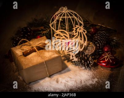 Coquelet et papier fort avec des cadeaux sur fond de Noël. Banque D'Images