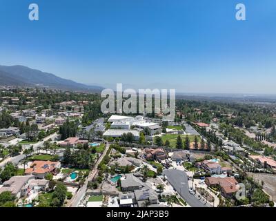 Vue aérienne de la riche communauté et chaîne de montagnes d'Alta Loma, Rancho Cucamonga, Californie, États-Unis Banque D'Images