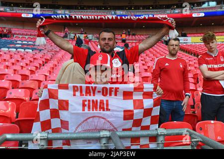 LONDRES, ROYAUME-UNI. MAI 29th Nottingham Forest Supporters fête sa promotion à la Premier League lors de la finale du championnat Sky Bet entre Huddersfield Town et Nottingham Forest au stade Wembley, Londres, le dimanche 29th mai 2022. (Crédit : Jon Hobley | MI News) Banque D'Images
