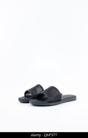 Paire de sandales noires pour femmes isolées sur fond blanc. Banque D'Images