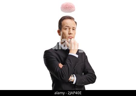 Cerveau humain au-dessus d'un homme d'affaires pensif tenant son menton isolé sur fond blanc Banque D'Images